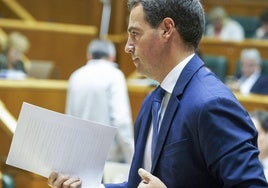 Imanol Pradales, en el pleno del Parlamento Vasco de hoy.