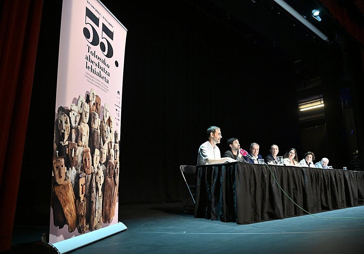 Un momento de la presentación, ayer en el Topic, del 55º Certamen Coral de Tolosa.