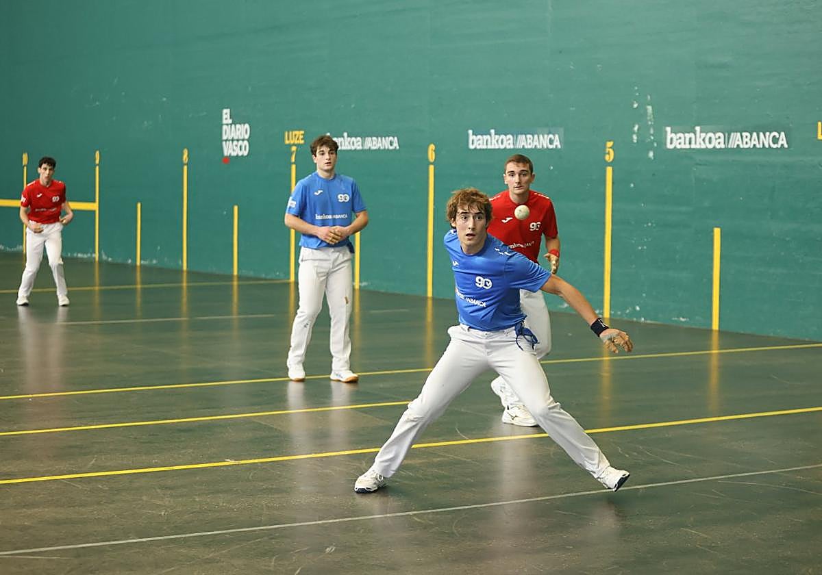 Ibarra prepara una cortada con su compañero Moto y Campo expectantes, ayer en Matiena.