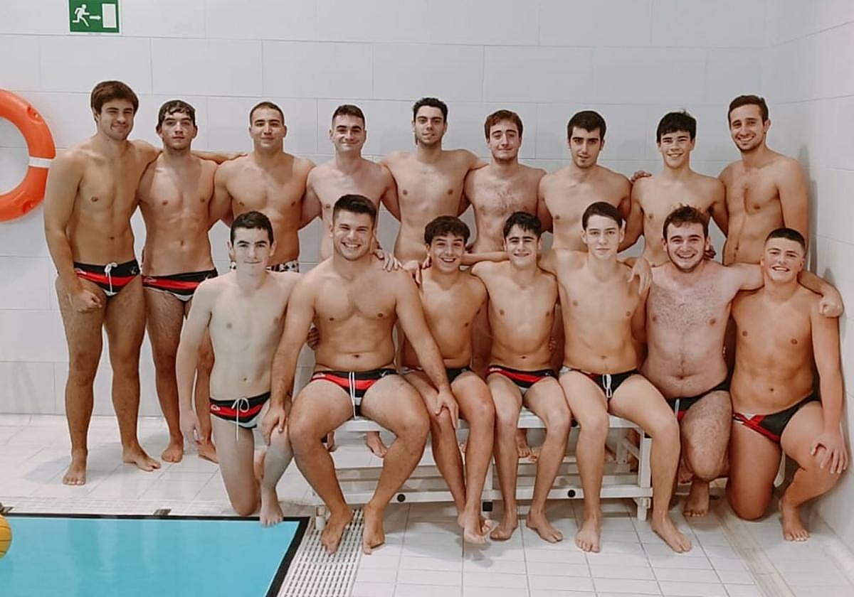 Parte de la plantilla del Urbat Urkotronik antes del entrenamiento del jueves en la piscina de Orbea.