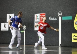 Unai Laso golpea a la pelota de zurda en presencia de Iker Salaberria este sábado en el Bizkaia de Bilbao.