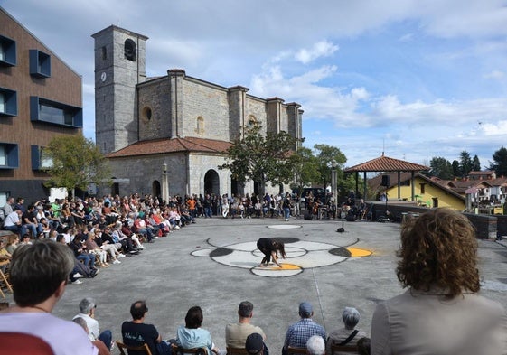 Cientos de vecinos han acudido esta mañana al homenaje a Koldobika Jauregi en la plaza de Alkiza.