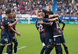 Bautista celebra con un gesto de rabia su trascendental tanto.