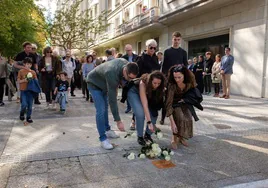 Hijos y nietos de Motos colocan las flores en la placa en su memoria.