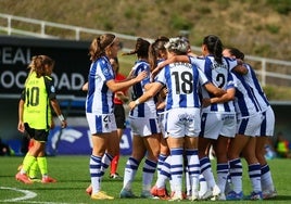 Las jugadoras de la Real celebran la victoria ante el Betis.