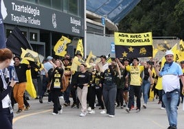 Aficionados del Aviron y de La Rochelle, en los alrededores de Anoeta.