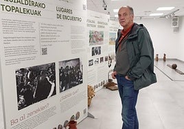El director de Sagardoetxea, Joxe Mari Alberrro en el i nterior de laexposición.