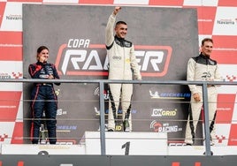 Ibon Artolazabal, en lo alto del podio tras ganar la carrera sprint en el circuito de Navarra.