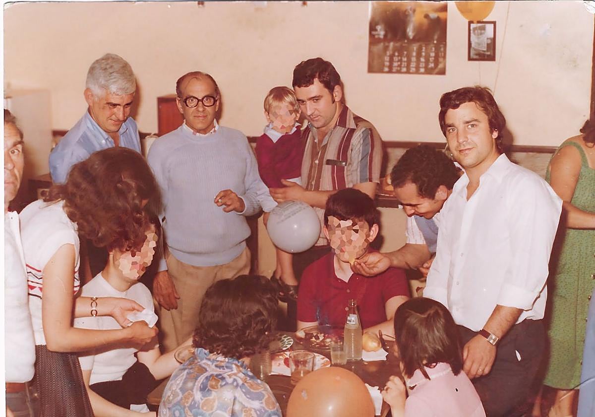 Vicente Gajate, a la derecha con camisa blanca, en una merienda con niños, en la asociación de vecinos Gabierrota de Errenteria.