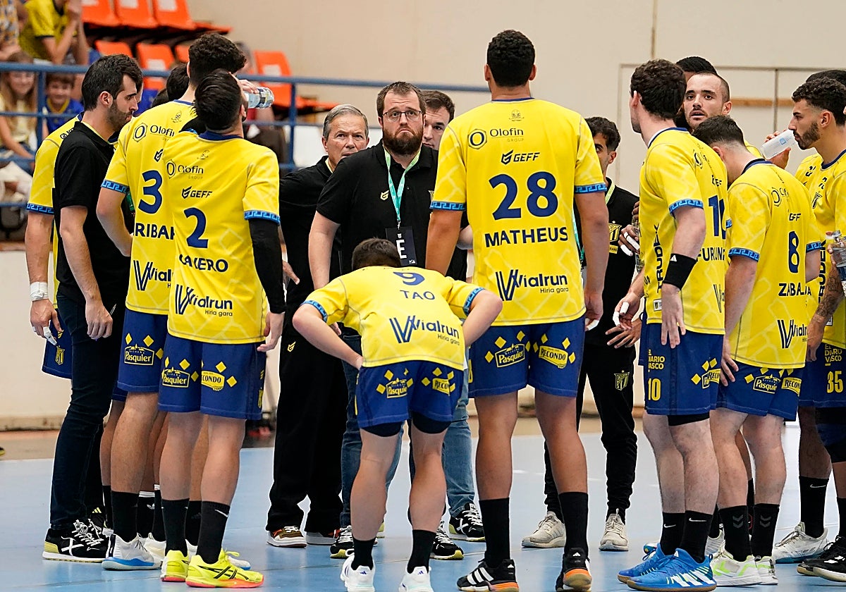 Alex Mozas se dirige a sus jugadores en un tiempo muerto en Artaleku.