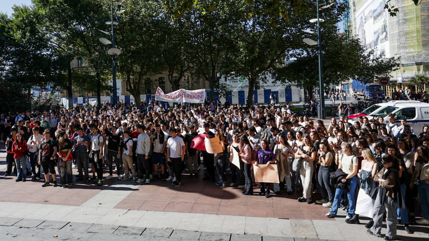 Concentración el pasado viernes en Donostia de alumnos de 2º Bachillerato.