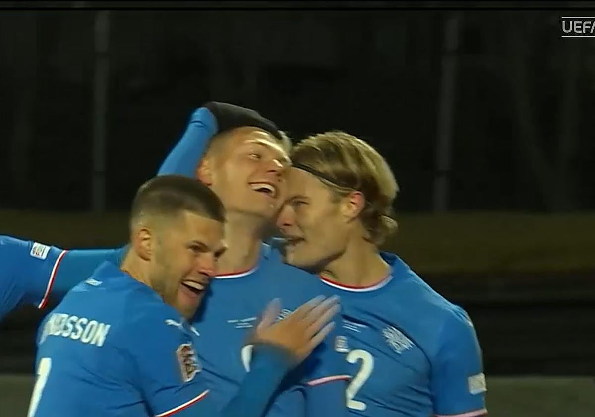 Óskarsson es felicitado por sus compañeros tras meter gol ante Turquía.