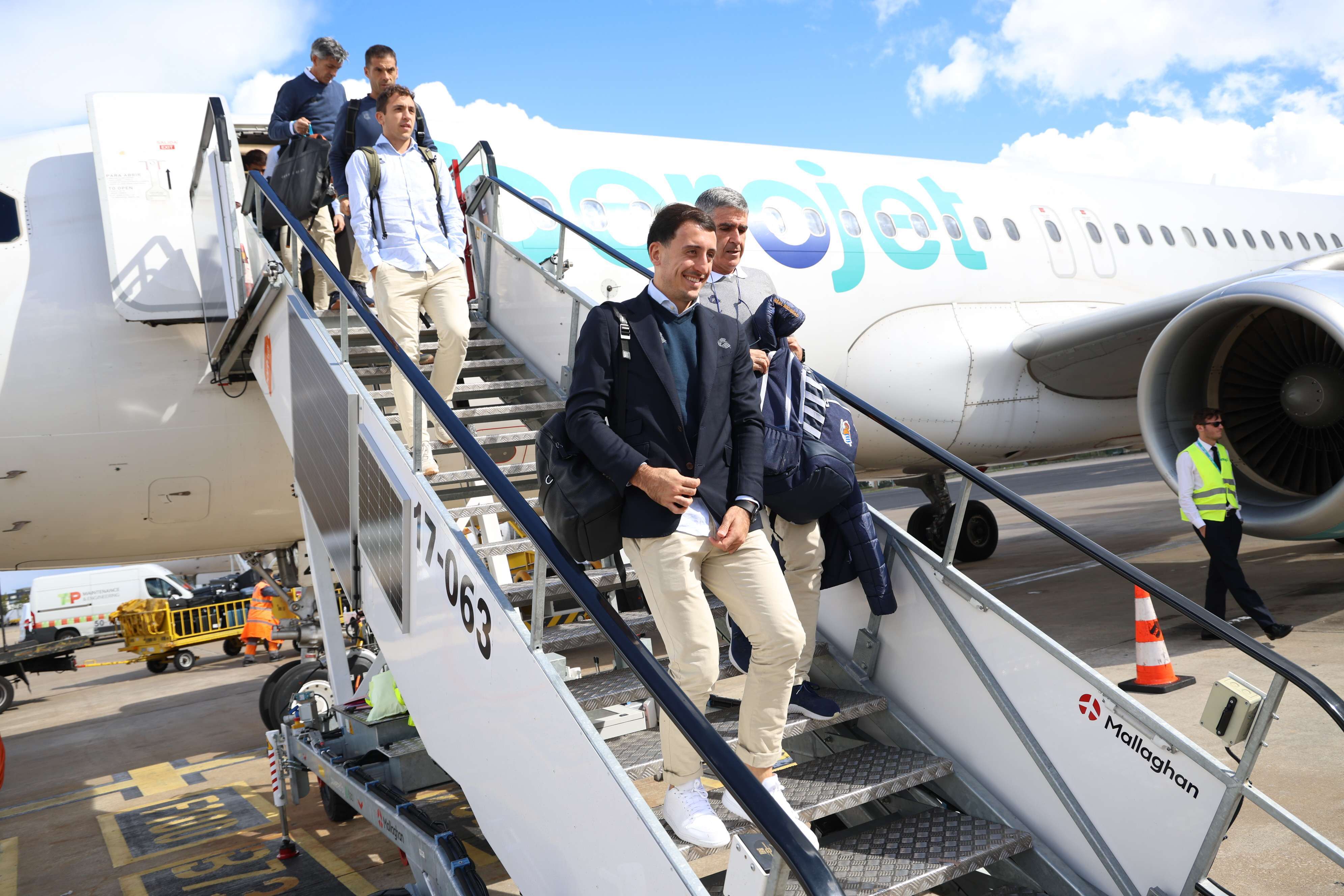 Oyarzabal se baja de un avión durante un viaje de la Real.