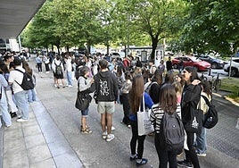 Un grupo de alumnos aguarda fuera de las instalaciones de la UPV/EHU en Donostia.