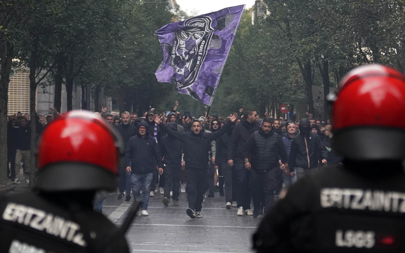 Los ultras del Anderlecht se dirigen al Reale Arena por el Centro de Donostia