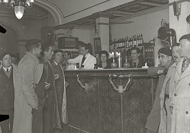 Estos clientes de un bar no tienen pinta de hacer carreras en bicicleta.