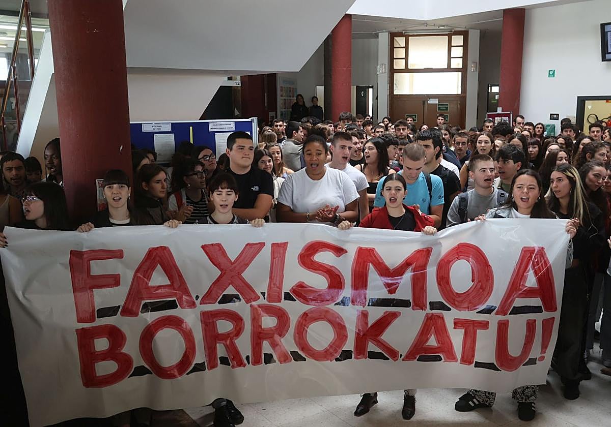 Concentración de alumnos en la Facultad de Derecho de Leioa para pedir la expulsion del profesor.