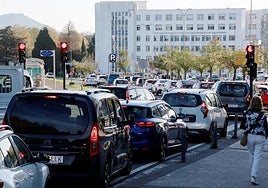 Cola para acceder al parking del Hospital Donostia, este lunes por la mañana.
