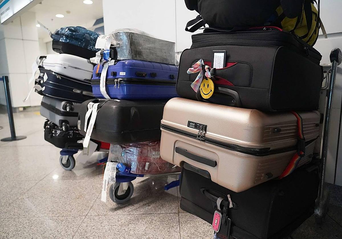 Maletas apiladas en un aeropuerto.