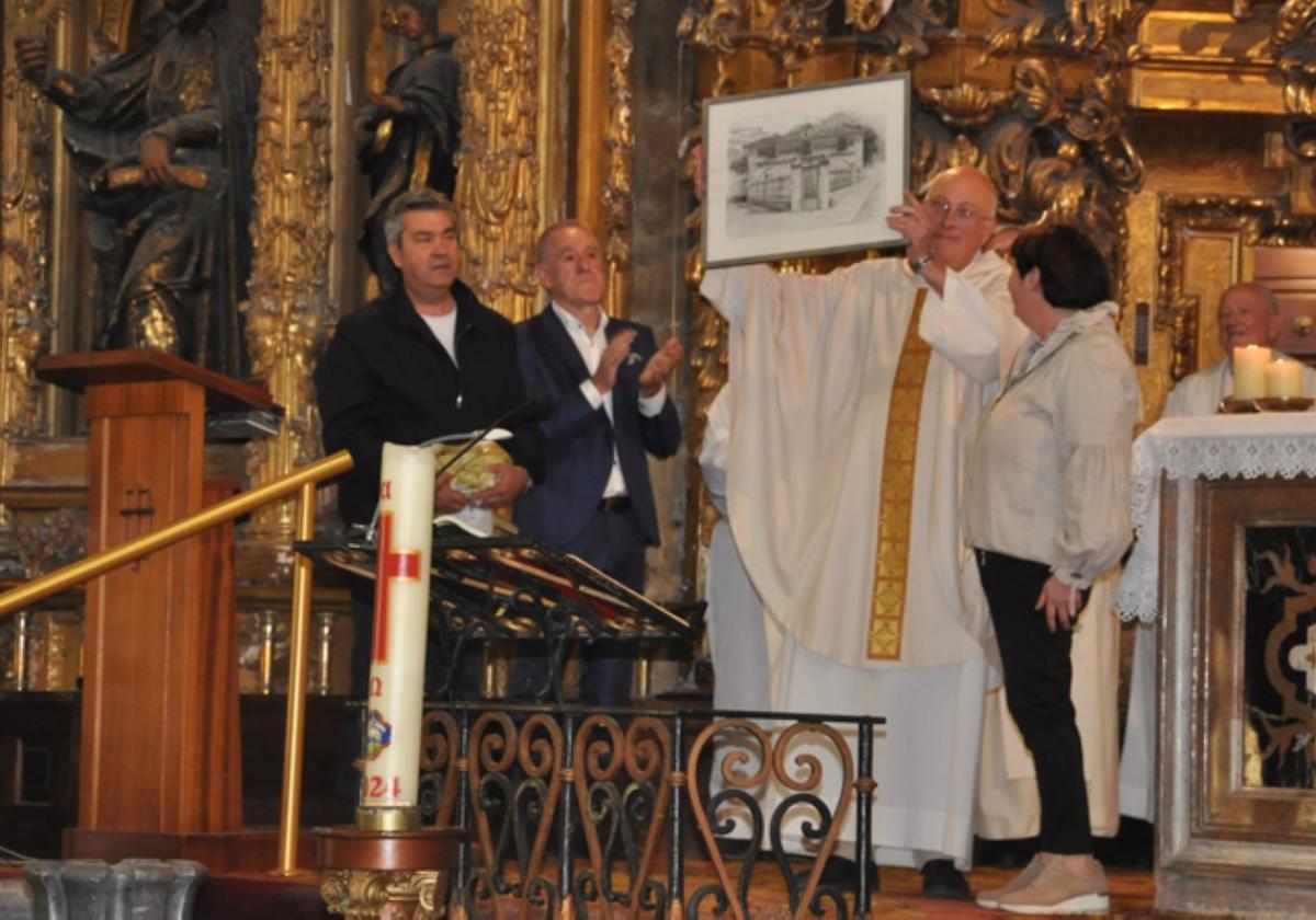 Aurresku, opariak.. aitortza jaso zuen Susperregi erretoreak eta behin jatetxean, denak eskertzeko tartea hartu zuen.