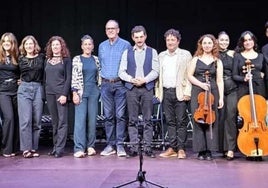 Foto de familia tras la finalización del concierto y entrega de premios en la matinal del domingo en la Sala Modelo.