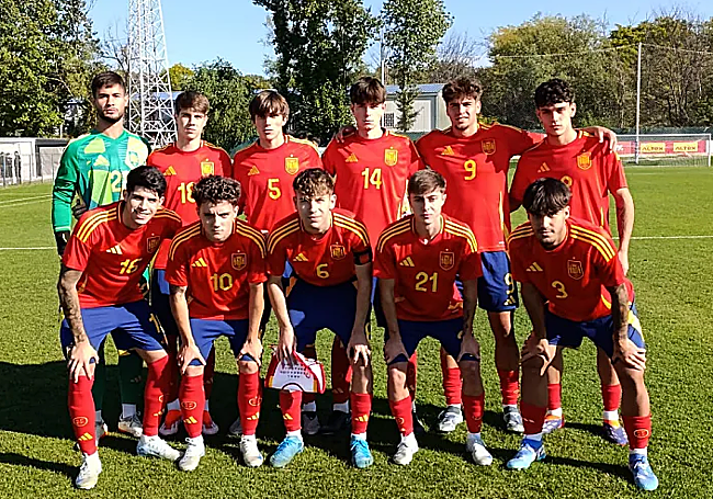 Dani Díaz, segundo por la izquierda en la fila de abajo, titular en el 'once' de la selección Sub-19 ante Rumanía
