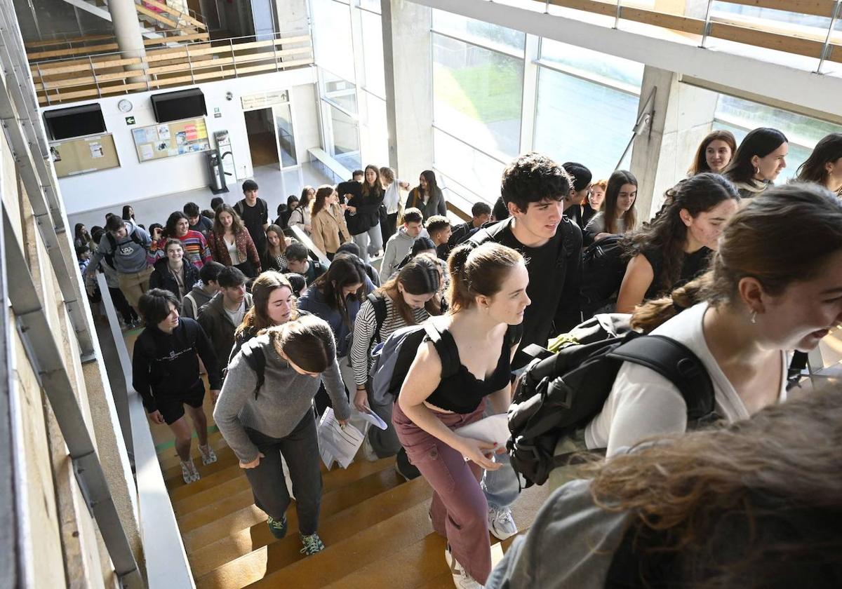 Estudiantes se disponen a hacer la selectividad el pasado mes de junio, en el campus de Donostia.