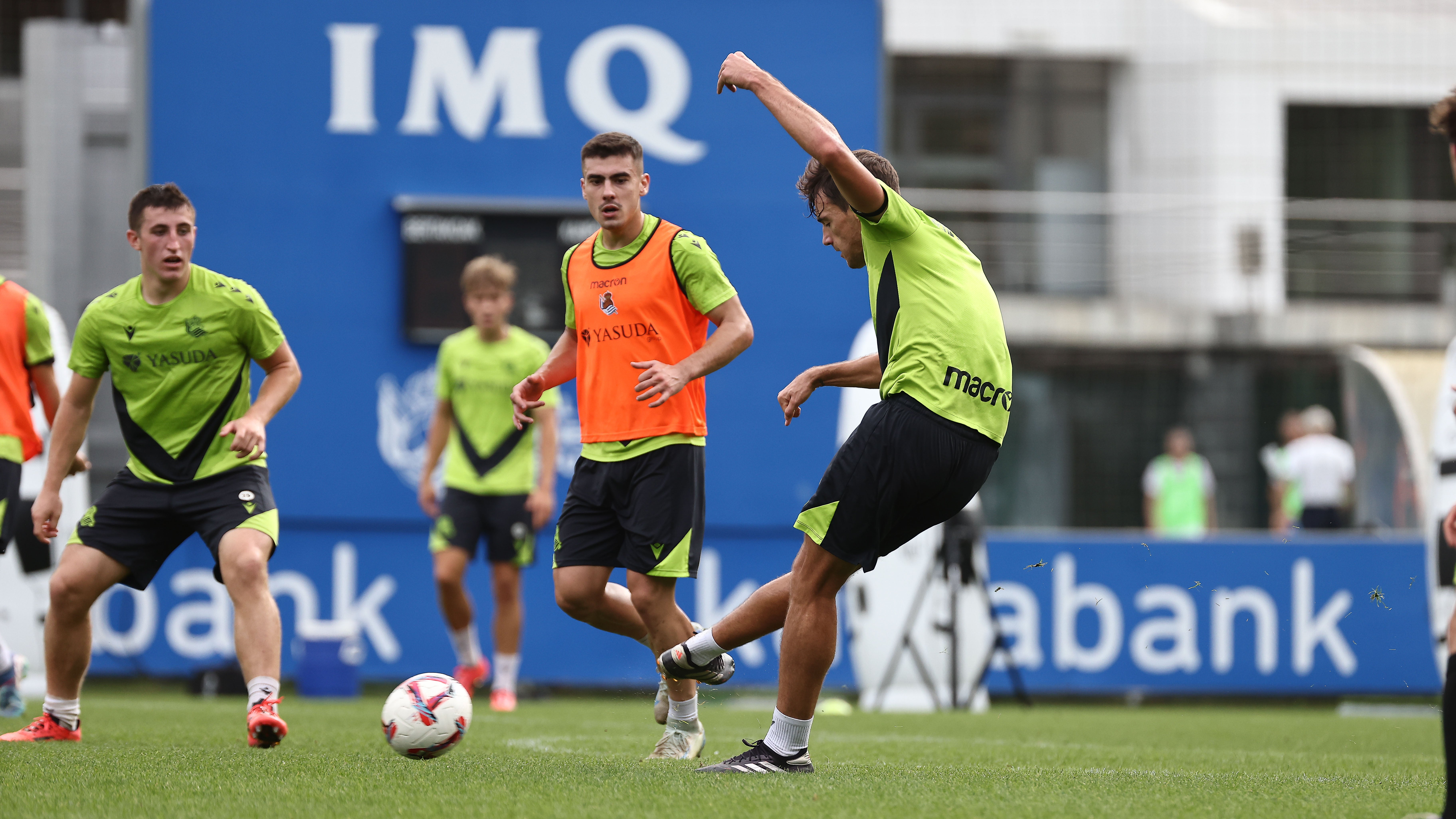 Urko disparo ante Barrene y Mariezkurrena, con Rupérez al fondo, en la práctica de este martes