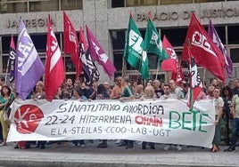 Decenas de representantes sindicales, reunidos este martes en Bilbao.