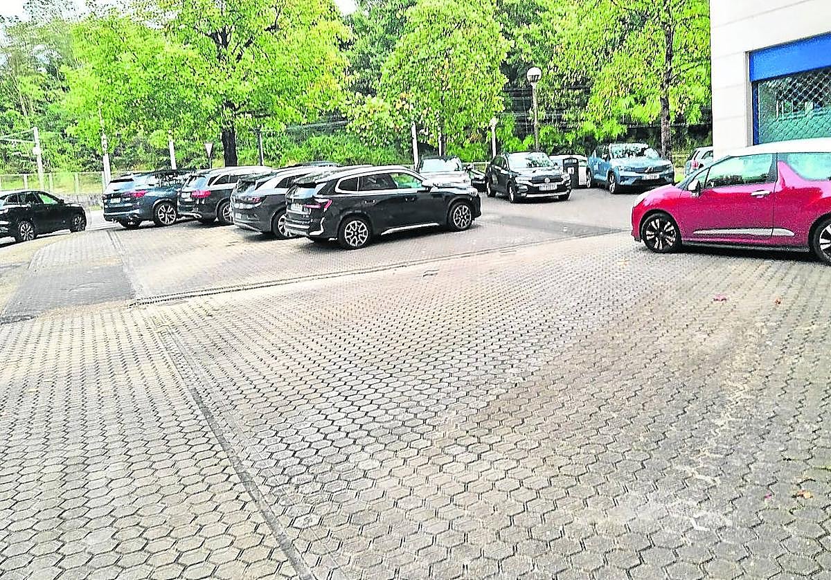 Critica Gorka Echeverría: «La imagen es del sábado, durante el partido de rugby en Anoeta. Lo que faltaba en Amara. Vienen de fuera y como saben que no se llevan su coche, aparcar es fácil. Suben a las aceras y se acabó. Los vecinos, preocupados por aparcar correctamente y estos, libre albedrío».