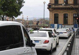 Taxis en el Boulevard de Donostia.