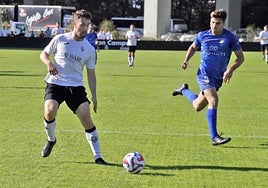 Ximon Aranguren se escapa de su marcador para buscar el primer gol contra el Tolosa.