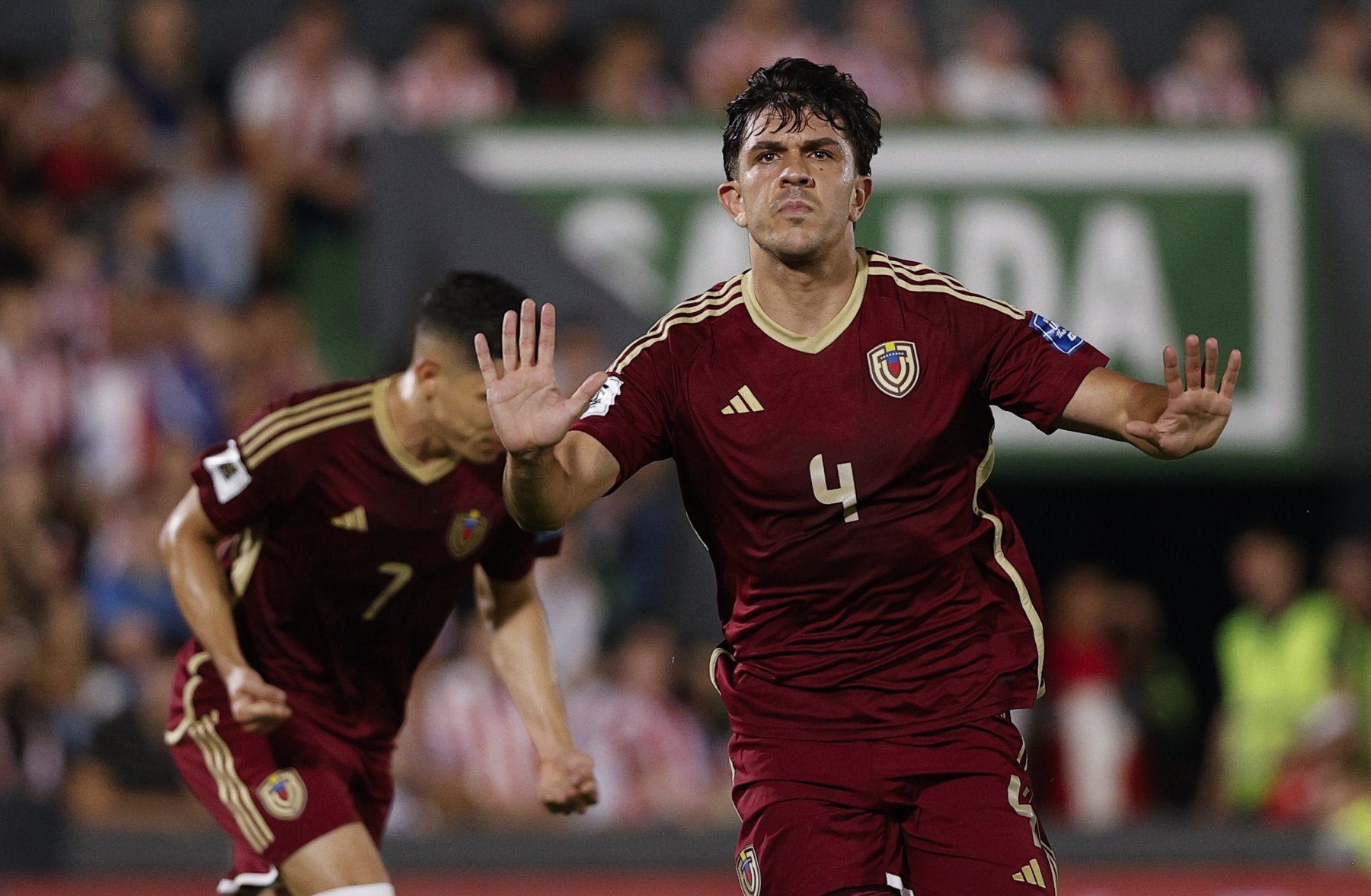 Jon Mikel Aramburu celebra el gol que marcó ayer con Venezuela ante Paraguay.