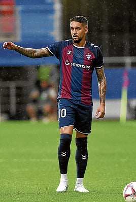 Matheus se dispone a colgar la pelota en un encuentro.