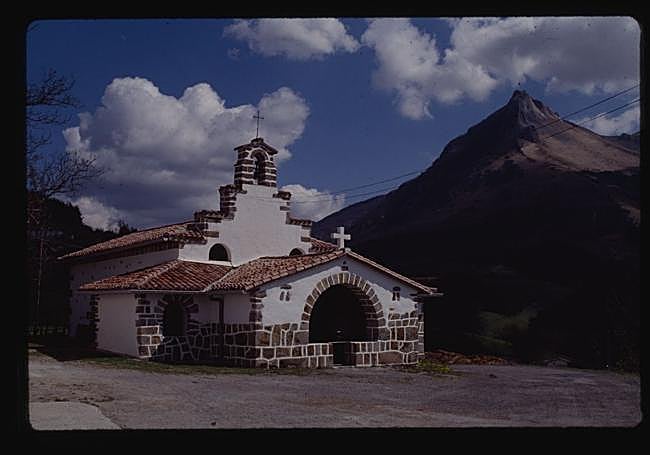 La ermita de San Saturnino, a los pies del Txindoki.