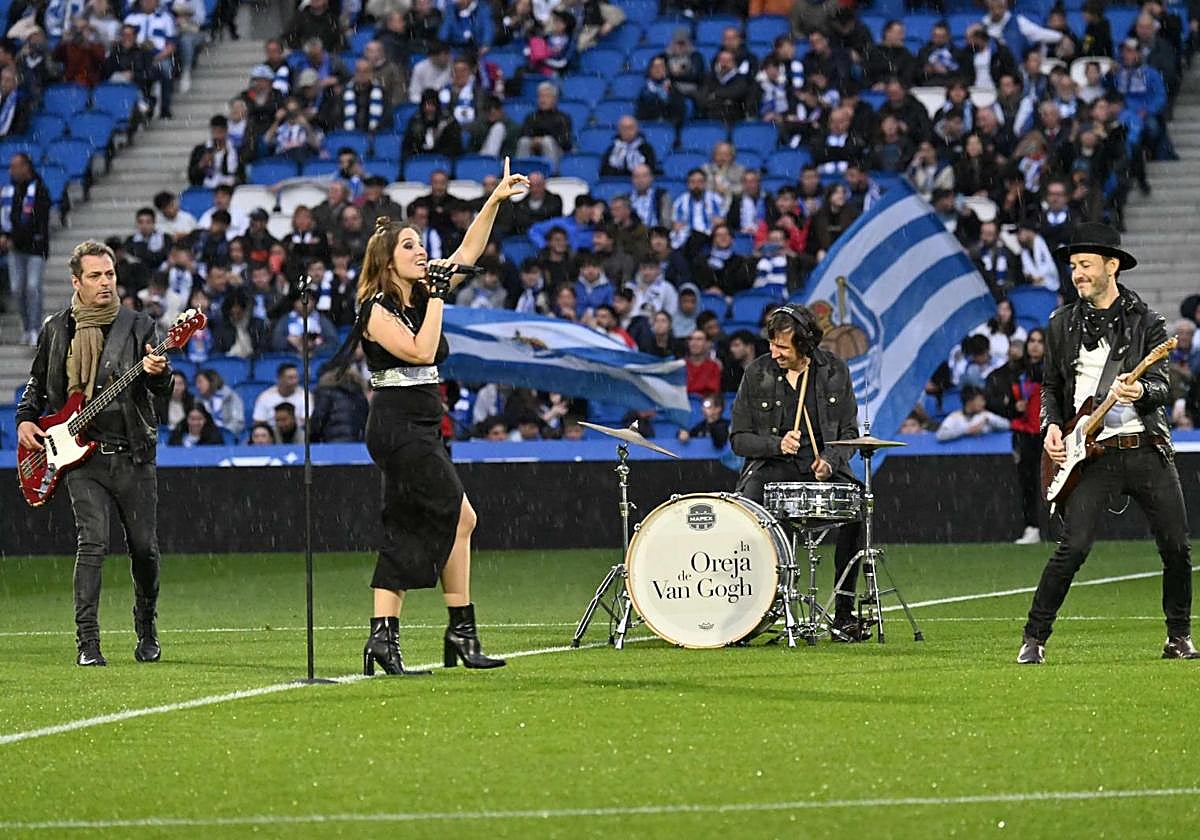 Leire Martínez, junto al resto de los componentes de La Oreja en la actuación el pasado abril en Anoeta en el homenaje a David Silva. Fue su última aparición en Gipuzkoa.