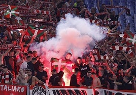 Aficionados del Athletic encienden bengalas en el OIlímpico de Roma el pasado 29 de septiembre