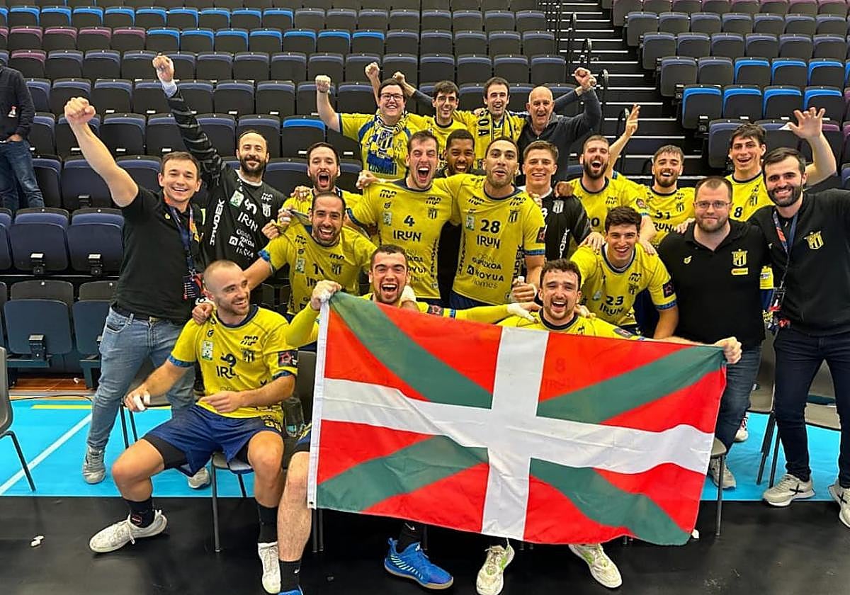 Jugadores y técnicos del Bidasoa celebran euróricos la victoria junto a los pocos aficionados irundarras desplazados a Suecia.