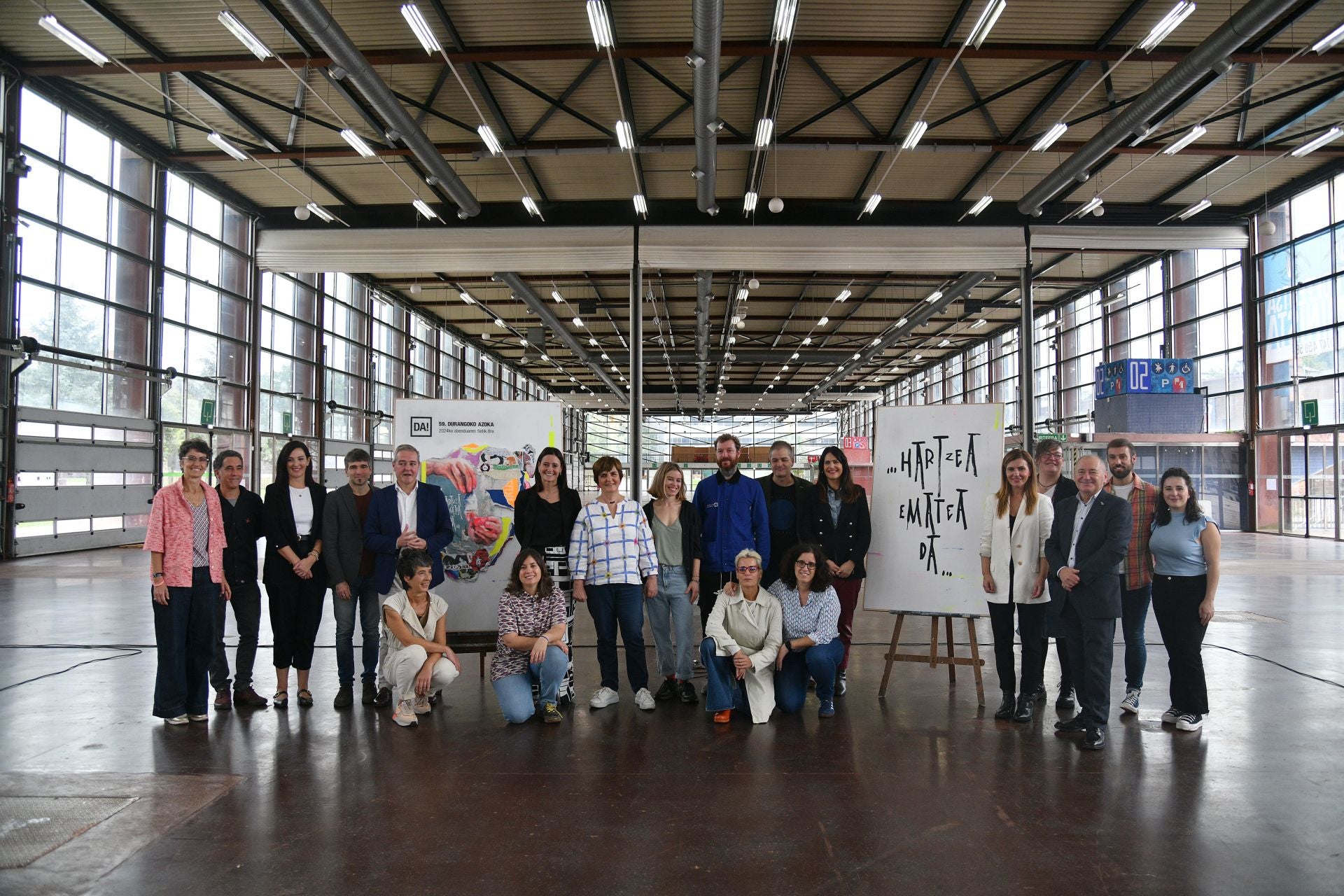 Durangoko Azokaren antolatzaile, babesle eta kolaboratzaileak, Landako gunean ateratako argazkian.