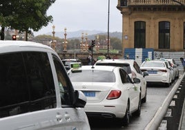 Taxis a la espera en el Boulevard de Donostia.