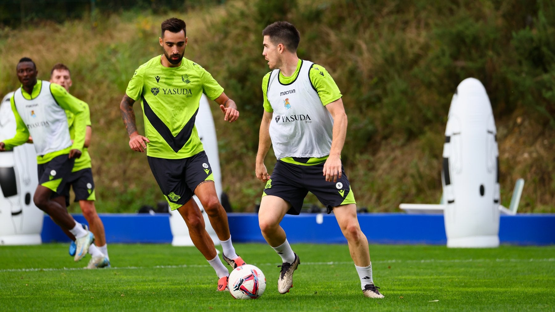 Brais y Zubeldia, durante el entrenamiento de ayer.
