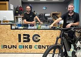 Iñaki Ezkurra y Alberto Blanco en su tienda-taller situada en Irun.