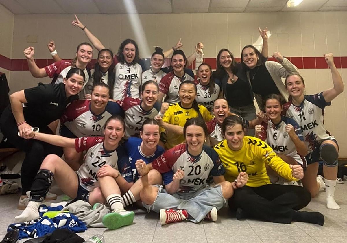 Las jugadoras celebran con una foto grupal el punto obtenido en casa.