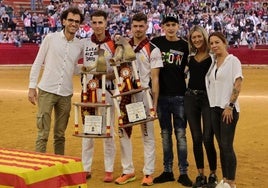 Iturralde y Soler con sus respectivos trofeos.