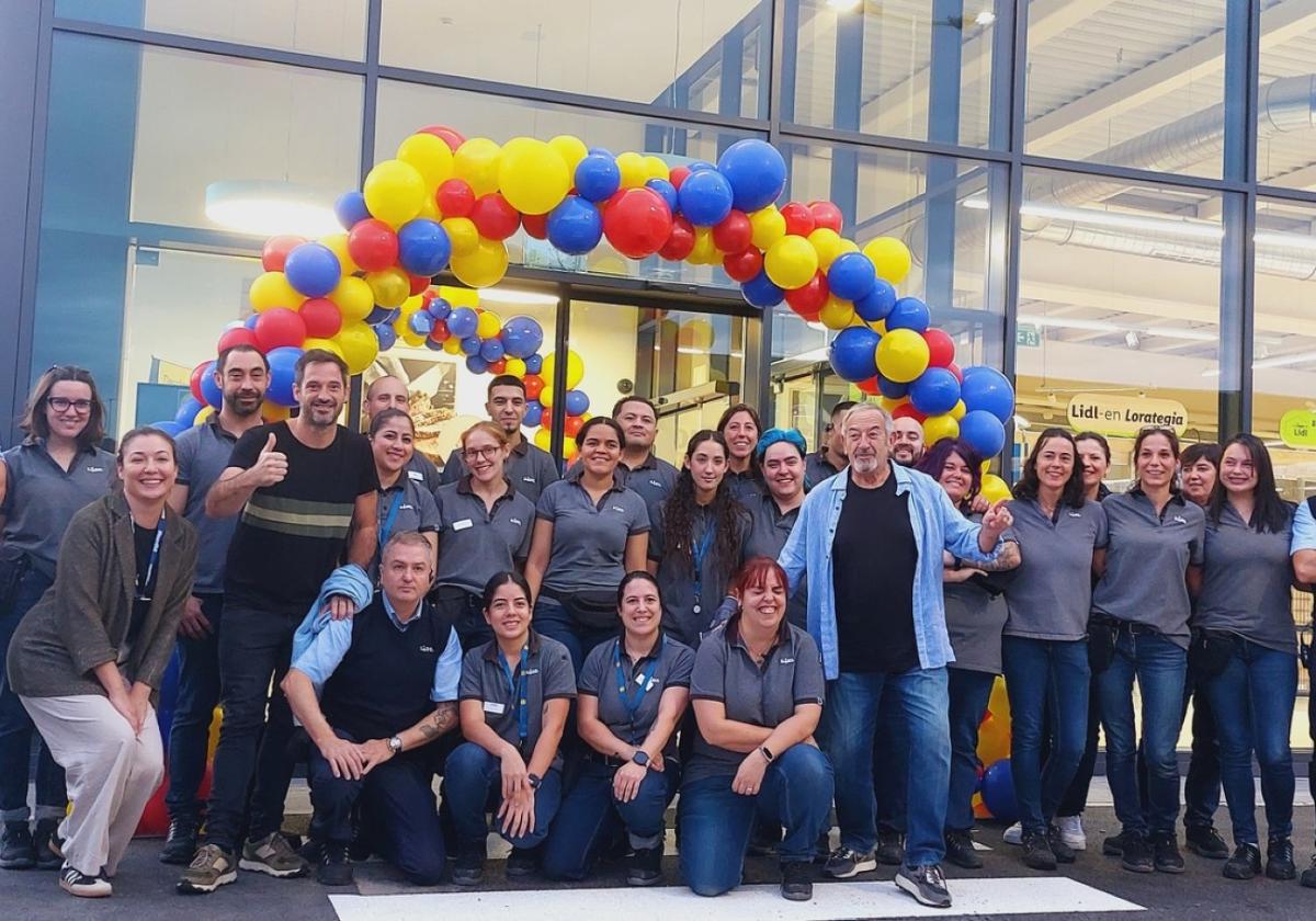 Karlos Arguiñano y su hijo Joseba, con el personal de Lidl en la inauguración de ayer.