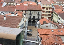 Vista del casco urbano de Deba, con el Consistorio en el centro.