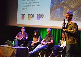 El alcalde explica los pormenores de la obra del puente Nuevo tras la intervención de los ponentes.