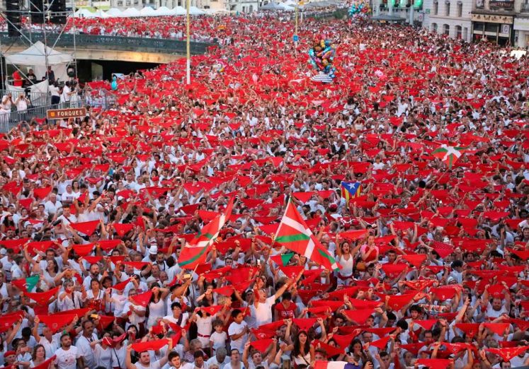 Ambiente durante el txupinazo de inicio de las fiestas de Baiona.