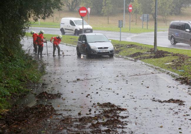 Un vehículo ha sufrido una avería por una balsa de agua en la carretera que conduce a Garbera.