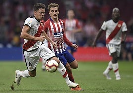 Gorka Elustondo conduce el balón ante Antoine Griezmann.